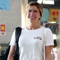 Comfy e básico: Mariana Goldfarb usa t-shirt bordada e tênis rasteiro ao viajar