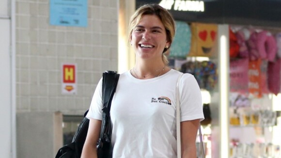 Comfy e básico: Mariana Goldfarb usa t-shirt bordada e tênis rasteiro ao viajar