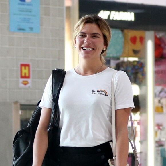 Mariana Goldarb é fotografada usando look básico e confortavel na área de embarque do aeroporto Santos Dumont, no Rio de Janeiro