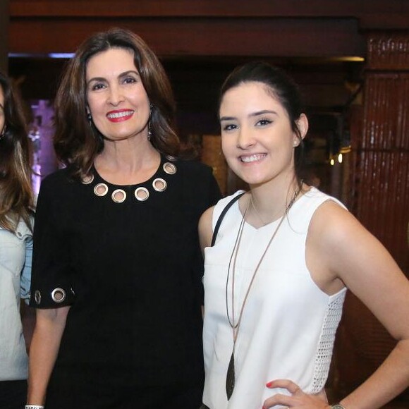 Fátima Bernardes lembra 20 anos em foto e fãs a comparam com filha: 'Cópia da Laura'