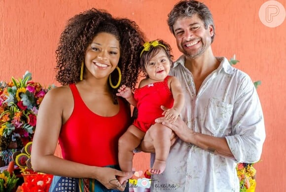 Juliana Alves e o diretor de cinema Ernani Nunes são pais da pequena Yolanda, de 7 meses