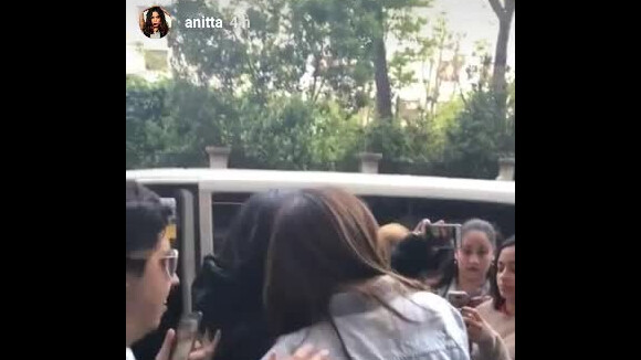 Anitta é tietada por fãs na Espanha. 'Muito feliz'