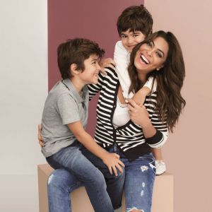 Juliana Paes posou com filhos, Pedro e Antônio, para campanha do Dia das Mães da Hering