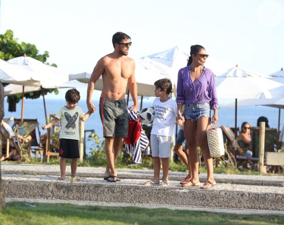 Juliana Paes é sempre clicada em passeios com o marido e filhos