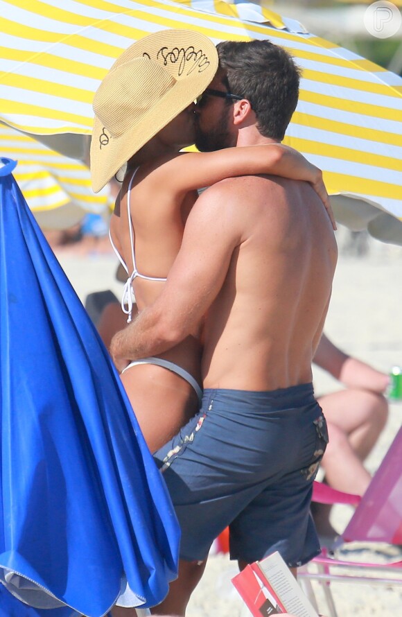 Juliana Paes foi fotografada trocando beijos na praia com marido, Carlos Eduardo Baptista