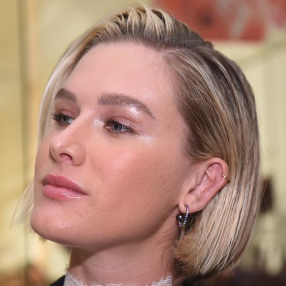 Fiorella Mattheis tem o iluminador como coringa: 'Eu gosto de maquiagem muito, muito leve, bem iluminada, como eu estou hoje'