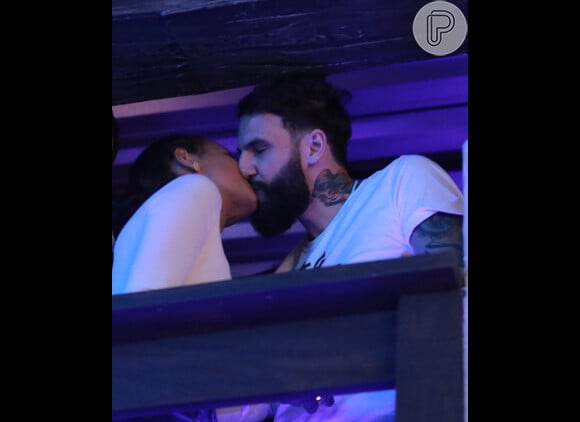 Os ex-BBBs Gleici e Wagner trocam beijos durante uma balada no Recreio dos Bandeirantes, no Rio de Janeiro