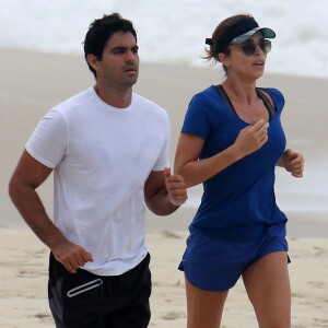 Grazi Massafera correu com o namorado, Patrick Bulus, na praia de São Conrado, na zona sul do Rio