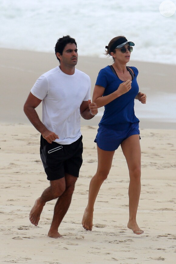 Grazi Massafera correu com o namorado, Patrick Bulus, na praia de São Conrado, na zona sul do Rio