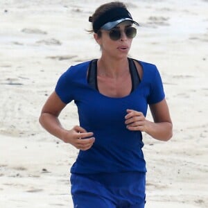 Grazi Massafera apostou em um look todo azul para correr na praia