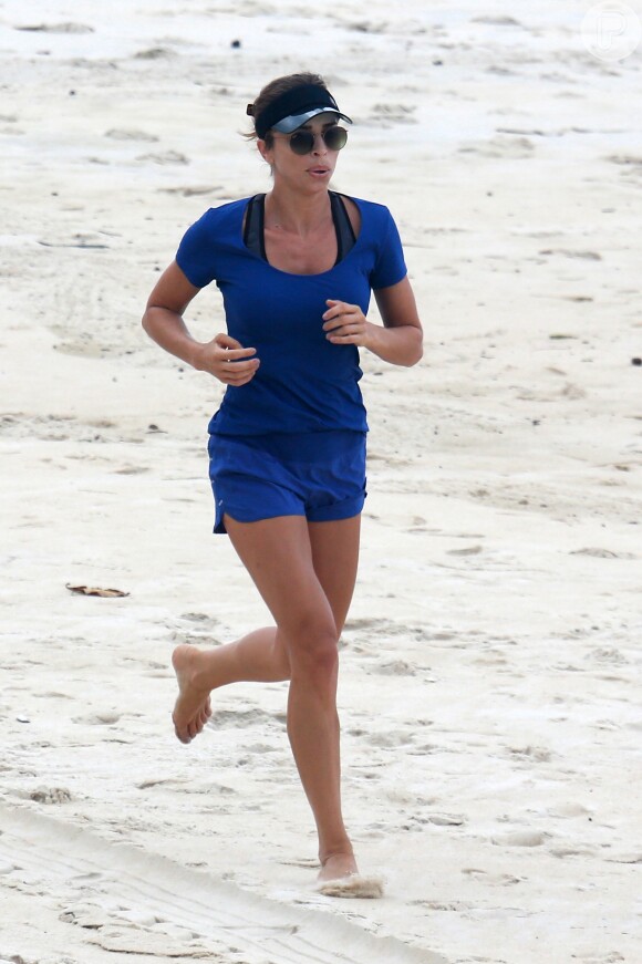 Grazi Massafera apostou em um look todo azul para correr na praia