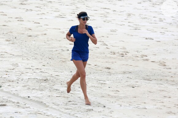 Grazi Massafera corre na praia de São Conrado, na zona sul do Rio, nesta sexta-feira, 4 de maio de 2018
