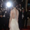 A atriz Rooney Mara, vencedora do Festival de Cannes 2015, usou vestido branco Theyskens para Rochas na prèmiere do filme 'Carol'. A Palma de Ouro foi dividira com a atriz francesa Emmanuelle Bercot