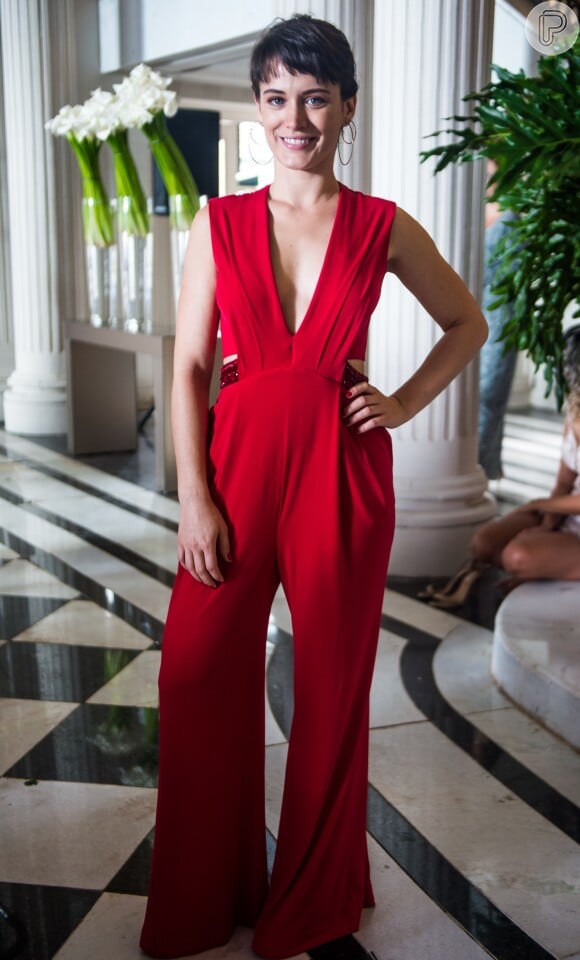 Clara (Bianca Bin) apostou no macacão vermelho da marca Alphorria para o casamento de Bruno (Caio Paduan) e Raquel (Erika Januza) na novela 'O Outro Lado do Paraíso'