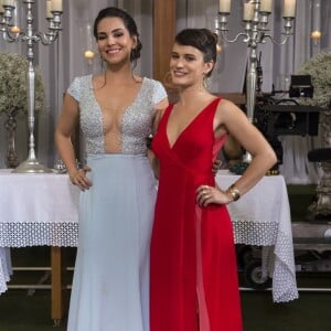 Clara (Bianca Bin) apareceu com vestido longo vermelho de fendas com Aura (Taina Muller) no casamento de Laura (Bella Piero) e Rafael (Igor Angelkorte)