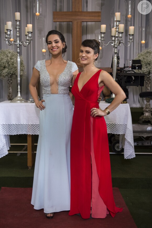 Clara (Bianca Bin) apareceu com vestido longo vermelho de fendas com Aura (Taina Muller) no casamento de Laura (Bella Piero) e Rafael (Igor Angelkorte)