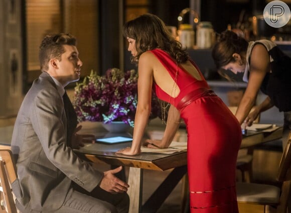 Clara (Bianca Bin) apostou no vestido longo vermelho acinturado para conversar com Patrick (Thiago Fragoso)