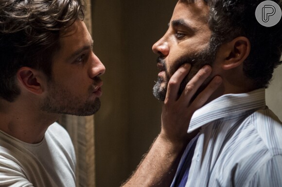 Juvenal (Anderson Di Rizzi) pede que Renato (Rafael Cardoso) solte Tomaz (Vitor Figueiredo), mas o vilão se nega, na novela 'O Outro Lado do Paraíso'