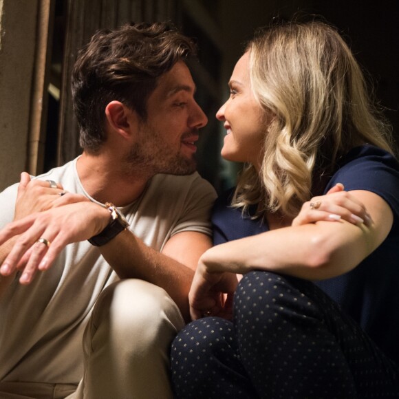 'Aqui não é um spa. Ele não tem que esperar conforto nenhum', diz Fabiana (Fernanda Rodrigues), cúmplice de Renato (Rafael Cardoso), sobre Tomaz (Vitor Figueiredo), na novela 'O Outro Lado do Paraíso'