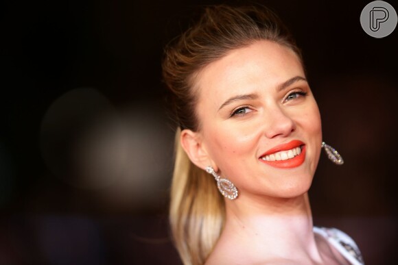Scarlett Johansson pediu R$151 mil por uso de imagem indevido para promover o livro que já vendeu mais de 100 mil cópias desde seu lançamento no ano passado, além de exigir a condenação da editora por perdas e danos
 