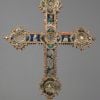 A cruz de relicário adornada com prata, cristais e folha de ouro data do século XIV e é parte da exposição tema do MET Gala 2018