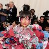 Rihanna com um vestido inspirado no tema Rei Kawakubo/Comme des Garçons do MET Gala 2017