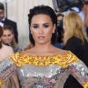 Com detalhes dourados, Demi Lovato apostou em um Moschino by Jeremy Scott para o MET Gala 2016