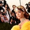 Rihanna parou o tapete vermelho do MET Gala 2015 com o vestido da estilista chinesa Guo Pei que bordado a mão com fio de ouro