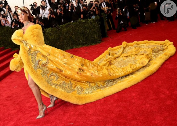 Rihanna parou o tapete vermelho do MET Gala 2015 com o vestido da estilista chinesa Guo Pei que bordado a mão com fio de ouro