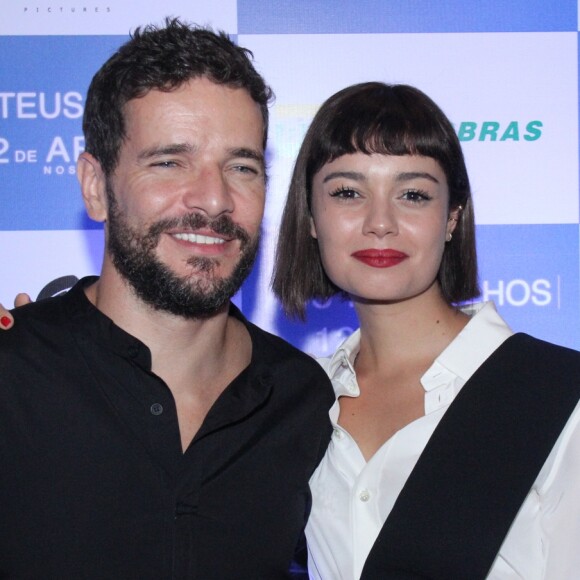 Sophie Charlotte prestigiou o marido, Daniel de Oliveira, no teatro, com o cabelo chanel e minifranja