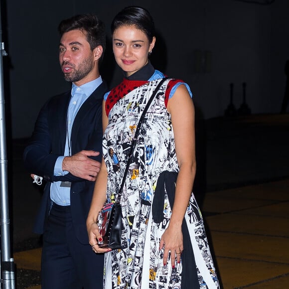 Sophie Charlotte escolheu um vestido com estampas de quadrinhos da coleção verão 2018 da Prada