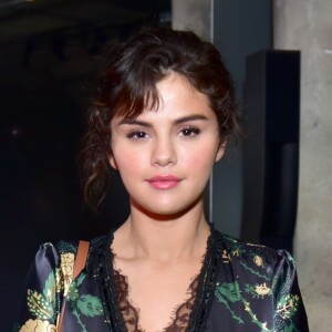 Selena Gomez apareceu com uma make básica e look romântico no desfile da Prada