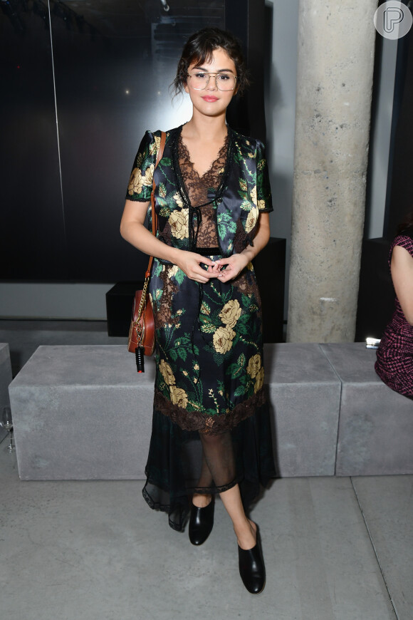 Selena Gomez escolheu um look com transparência e estampa floral para o evento fashion