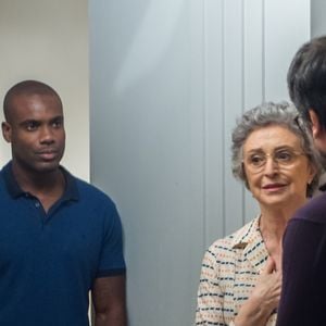 Samuel (Eriberto Leal) ameça sair de casa com Cido (Rafael Zulu) e Adnéia (Ana Lúcia Torre) decide aceitar, para valer, o namoro