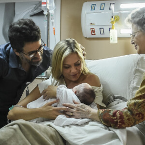 Adnéia (Ana Lúcia Torre) conta que acreditou que o filho pudesse voltar a ficar com Suzy (Ellen Rocche) após o nascimento da filha