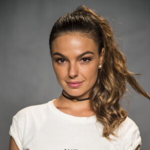 Isis Valverde vai suspender movimentos da yoga durante a gestação