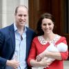 Kate Middleton e príncipe William acenaram para os súditos que aguardavam na saída do hospital