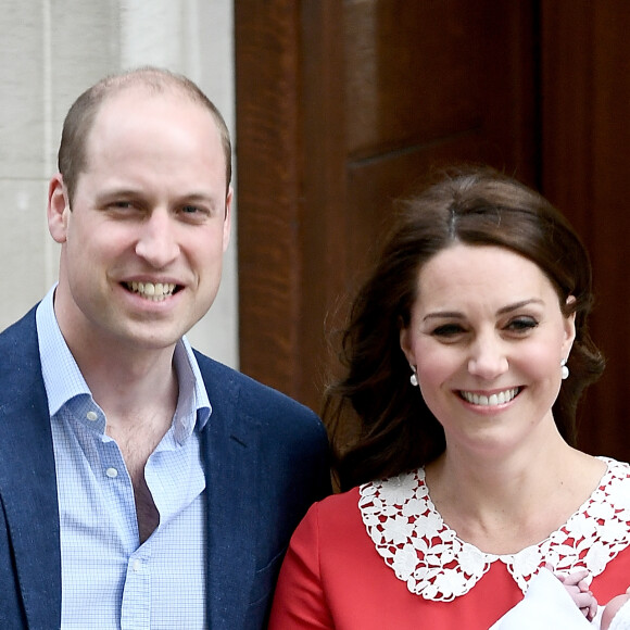 Kate Middleton e príncipe William acenaram para os súditos que aguardavam na saída do hospital