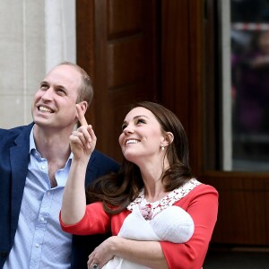 Kate Middleton e príncipe William demonstraram felicidade ao deixarem o hospital com Louis