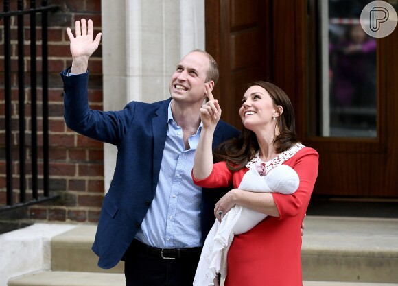 Kate Middleton e príncipe William demonstraram felicidade ao deixarem o hospital com Louis