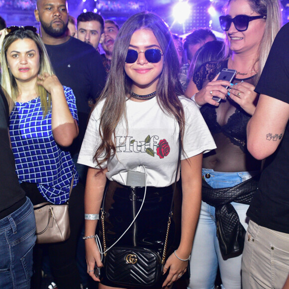 Maisa Silva usou uma combinação estilosa: saia de vinil, T-shirt e óculos espelhados