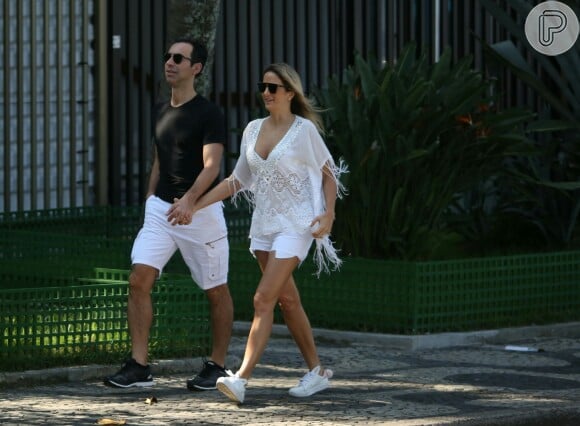 Ticiane Pinheiro e Cesar Tralli escolheram looks confortáveis com óculos de sol para o passeio no Rio de Janeiro