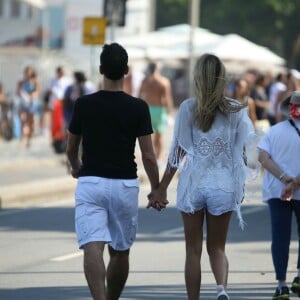 Ticiane Pinheiro e Cesar Tralli caminharam de mãos dadas em Ipanema, na Zona Sul do Rio de Janeiro