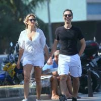 Caminhada em casal! Ticiane Pinheiro e Cesar Tralli curtem juntos praia no RJ