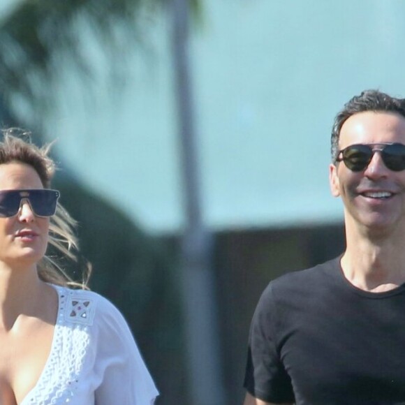 Caminhada em casal! Ticiane Pinheiro e Cesar Tralli curtem juntos praia no RJ neste domingo, dia 06 de maio de 2018