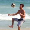 Bruno Montaleone joga bola com amigos em praia