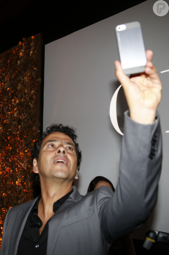 Marcos Palmeira tira selfie em festa de 'O Rebu'