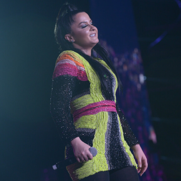 Maraisa ornou o look com penteado half ponytail