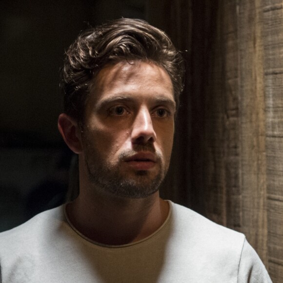 Renato (Rafael Cardoso) conta o que quer fazer com Tomaz (Vitor Figueiredo) na última semana da novela 'O Outro Lado do Paraíso': 'A gente pega as barras de ouro e saímos do país por uma fronteira terrestre. A mais próxima é da Bolívia'