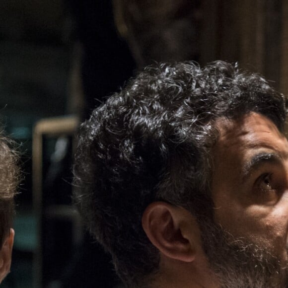 Renato (Rafael Cardoso) sequestrou Tomaz (Vitor Figueiredo) e ameaçou cortar sua orelha na novela 'O Outro Lado do Paraíso'